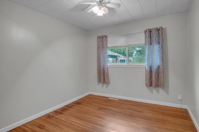 2304 E Glen Oaks dr, Wichita, KS 67216