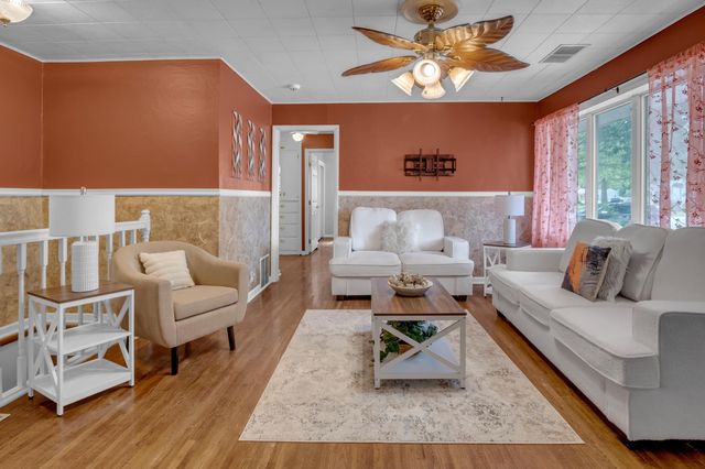 2304 E Glen Oaks dr, Wichita, KS 67216