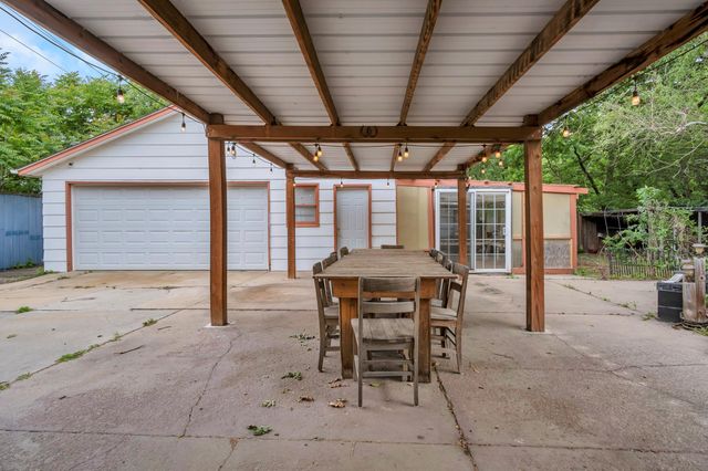 2304 E Glen Oaks dr, Wichita, KS 67216