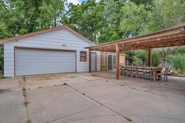 2304 E Glen Oaks dr, Wichita, KS 67216