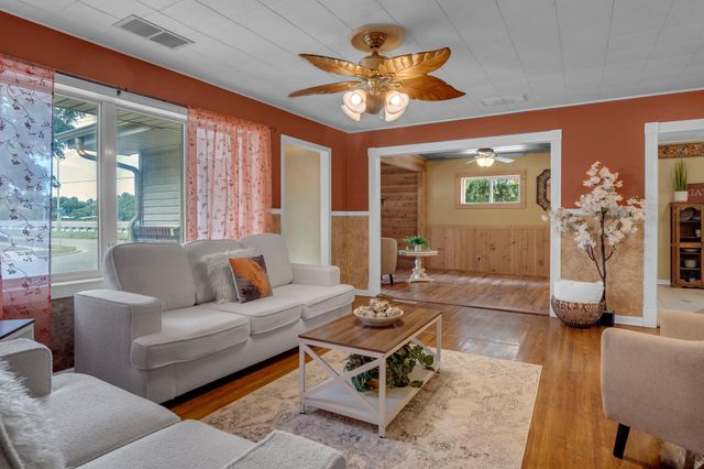 2304 E Glen Oaks dr, Wichita, KS 67216