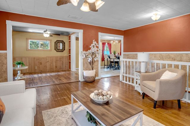2304 E Glen Oaks dr, Wichita, KS 67216