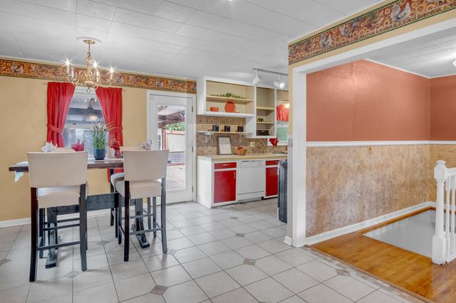 2304 E Glen Oaks dr, Wichita, KS 67216