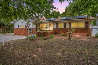 2304 E Glen Oaks dr, Wichita, KS 67216