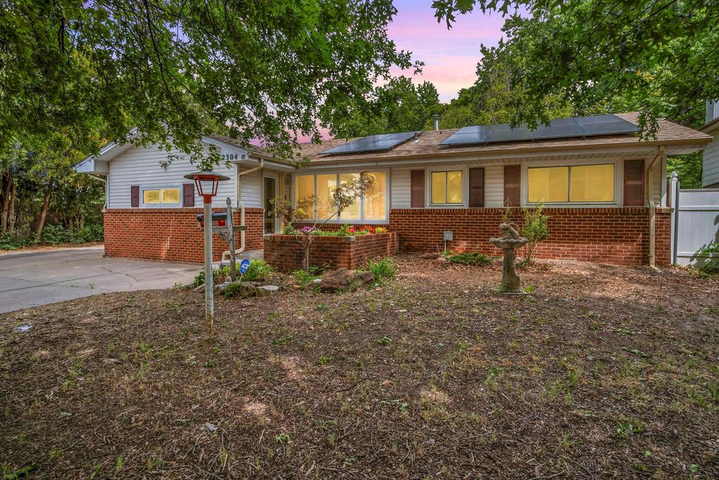 2304 E Glen Oaks dr, Wichita, KS 67216