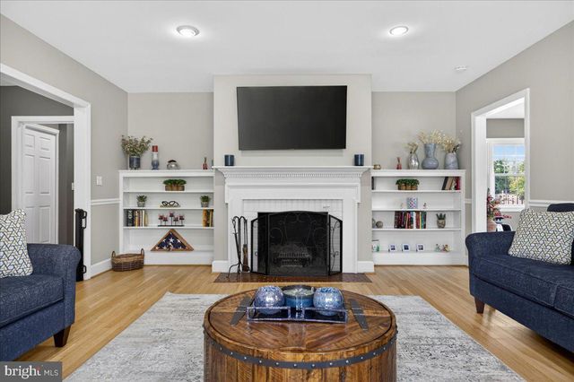 6 E SCHOOL LN, Yardley, PA 19067