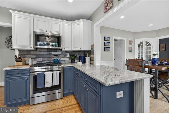 6 E SCHOOL LN, Yardley, PA 19067