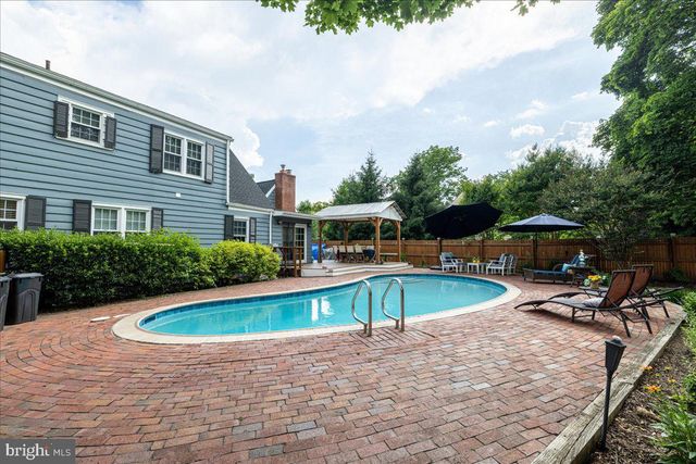 6 E SCHOOL LN, Yardley, PA 19067