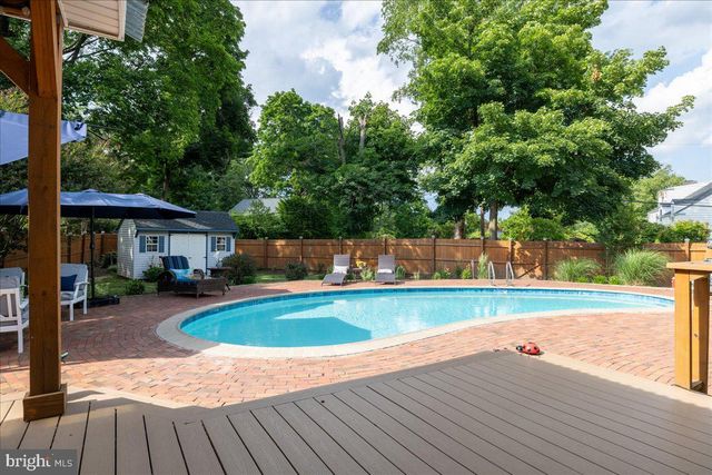6 E SCHOOL LN, Yardley, PA 19067