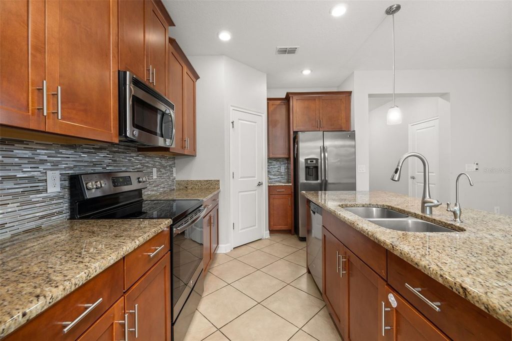 Image 16 of property listing at 14157 GOLD BRIDGE DRIVE, Orlando, FL 32824