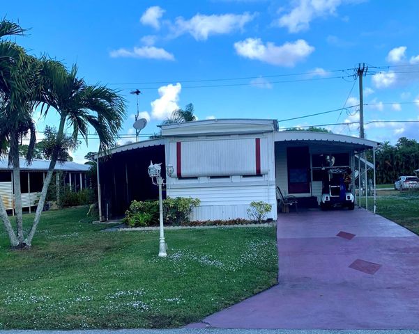 8165 SE Wren Avenue, Hobe Sound, FL 33455