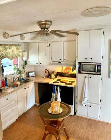 8165 SE Wren Avenue, Hobe Sound, FL 33455