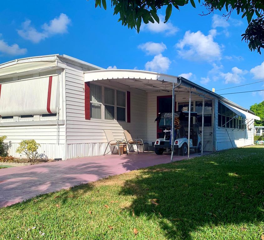 8165 SE Wren Avenue, Hobe Sound, FL 33455