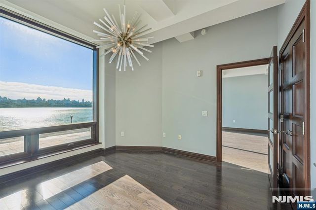 9 Somerset 209, Edgewater, NJ 07020