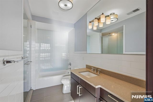 9 Somerset 209, Edgewater, NJ 07020