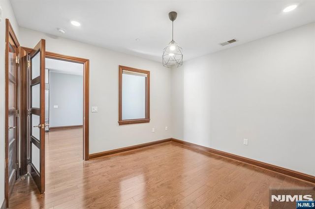 9 Somerset 209, Edgewater, NJ 07020