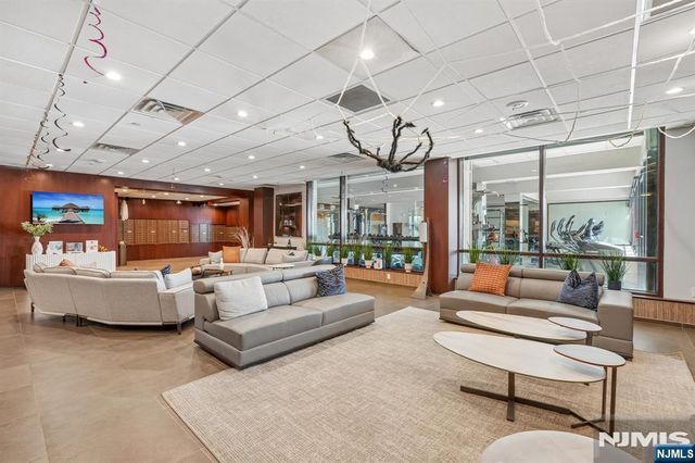 9 Somerset 209, Edgewater, NJ 07020
