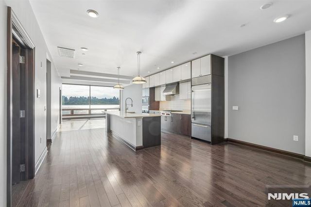 9 Somerset 209, Edgewater, NJ 07020