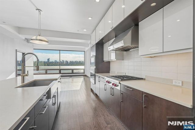 9 Somerset 209, Edgewater, NJ 07020