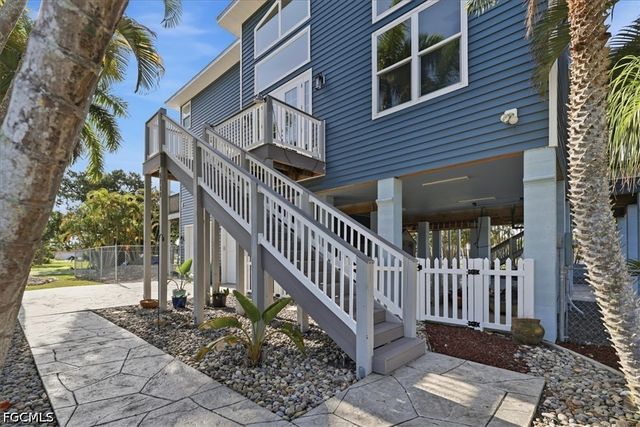 5711 Linden LN, Bokeelia, FL 33922