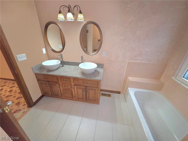 38450 Crossbrook Avenue, Willoughby, OH 44094