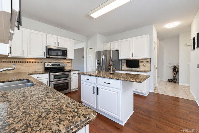 45498 Muirfield Drive, Canton Charter Township, MI 48188