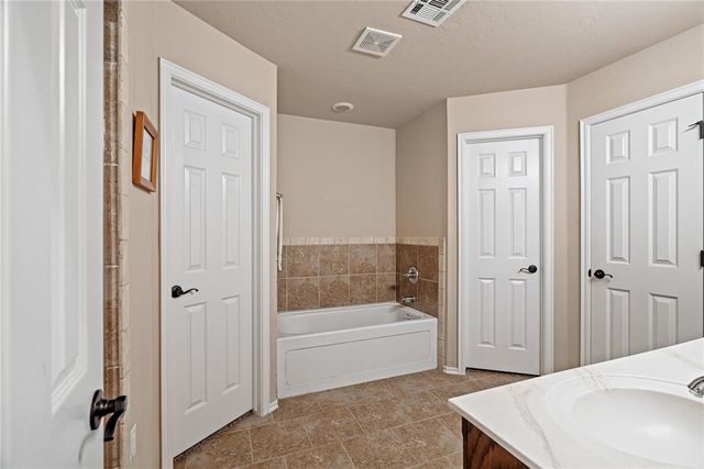 4624 Oasis Lane, Yukon, OK 73099