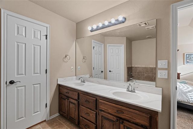 4624 Oasis Lane, Yukon, OK 73099