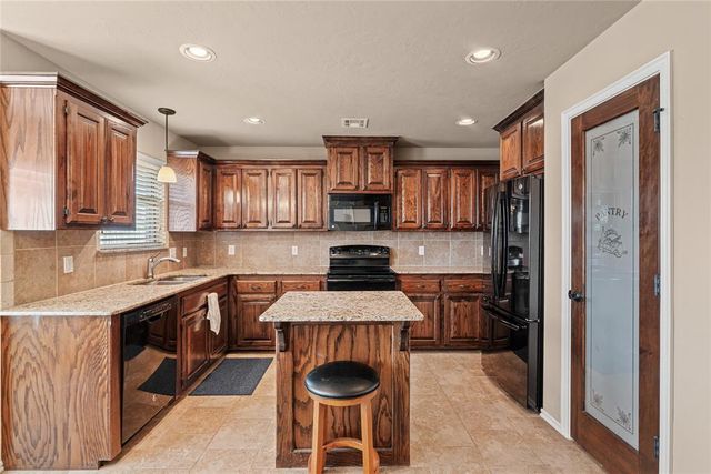 4624 Oasis Lane, Yukon, OK 73099