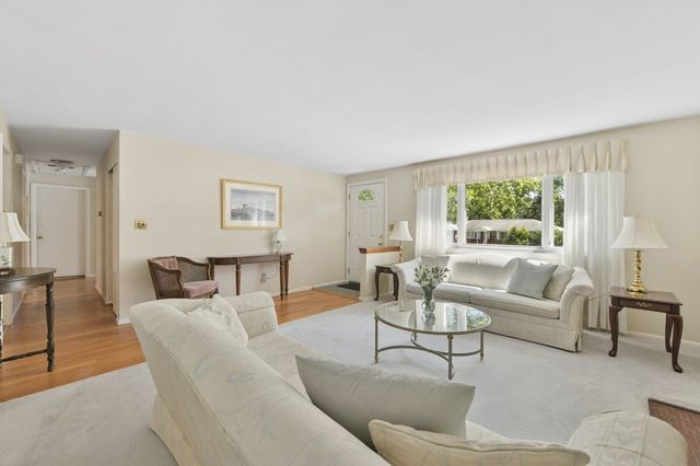 7 Janice Cir, Framingham, MA 01701