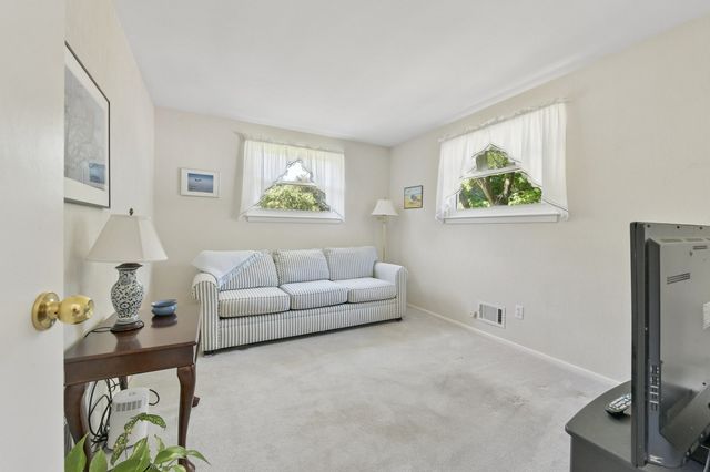 7 Janice Cir, Framingham, MA 01701