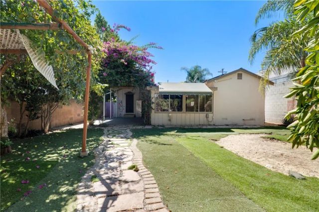 7134 Stansbury Avenue, Van Nuys, CA 91405