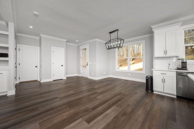 2093 Ferry Rd, Clarksville, TN 37040