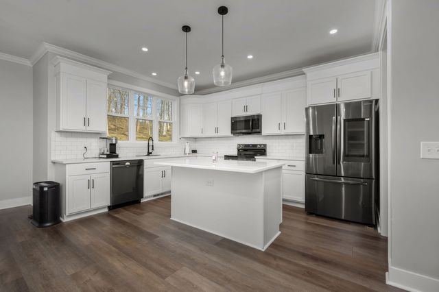 2093 Ferry Rd, Clarksville, TN 37040