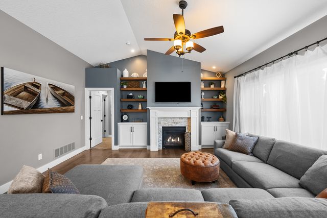 5659 IDAHO Drive, Bettendorf, IA 52722