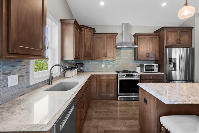 5659 IDAHO Drive, Bettendorf, IA 52722