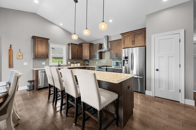 5659 IDAHO Drive, Bettendorf, IA 52722