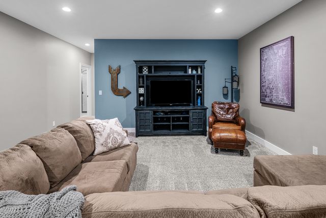 5659 IDAHO Drive, Bettendorf, IA 52722