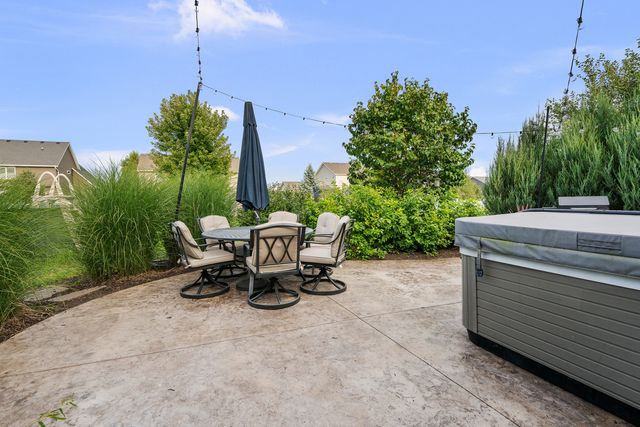 5659 IDAHO Drive, Bettendorf, IA 52722