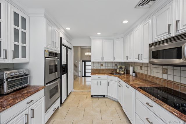 1875 Julian Lane, Merrick, NY 11566