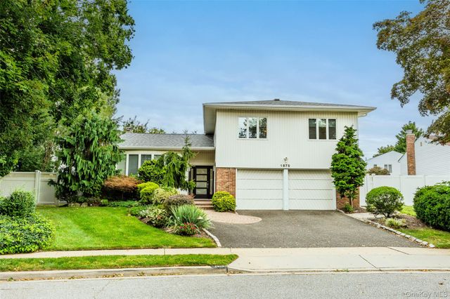 1875 Julian Lane, Merrick, NY 11566