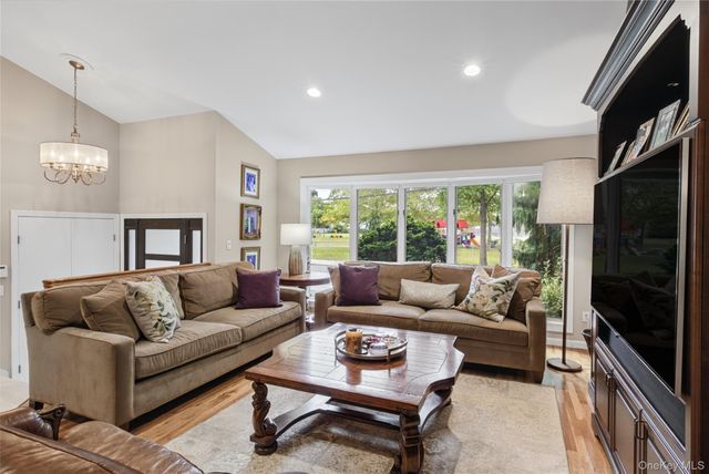1875 Julian Lane, Merrick, NY 11566