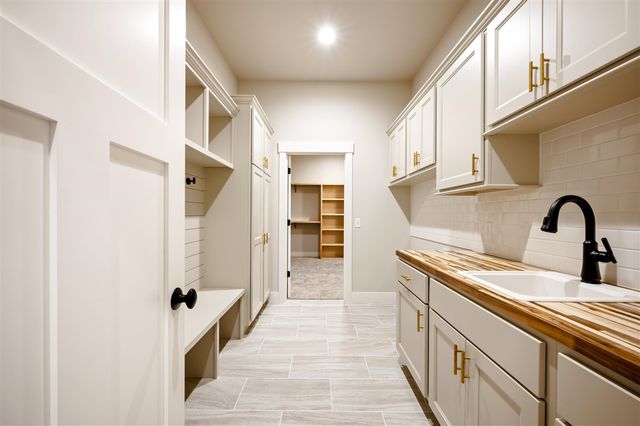 2560 Noellyn Drive, Berrien Springs, MI 49103