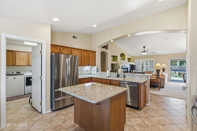 976 N Night Heron Drive, Green Valley, AZ 85614