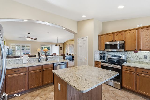 976 N Night Heron Drive, Green Valley, AZ 85614