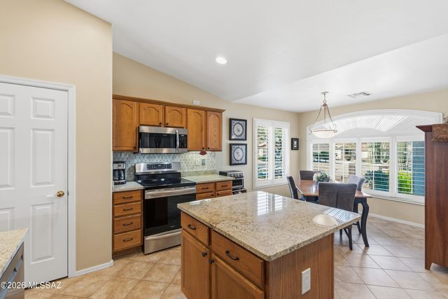 976 N Night Heron Drive, Green Valley, AZ 85614