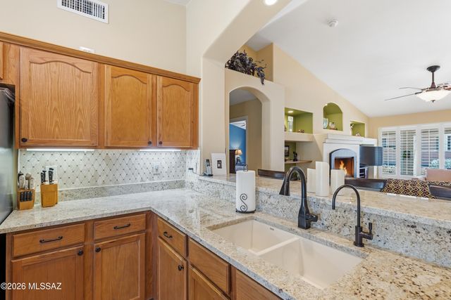 976 N Night Heron Drive, Green Valley, AZ 85614