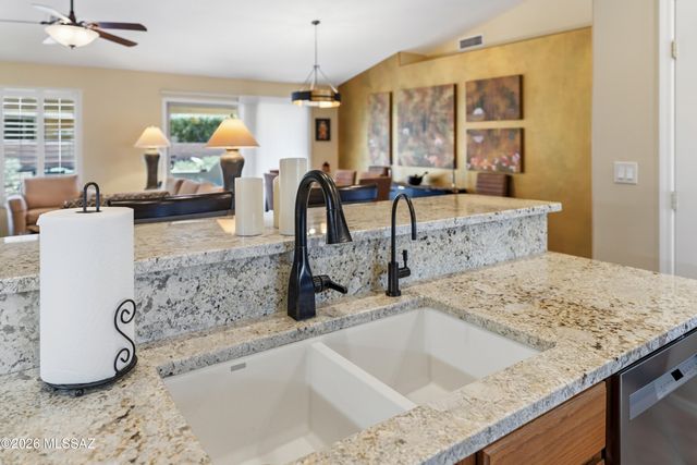 976 N Night Heron Drive, Green Valley, AZ 85614