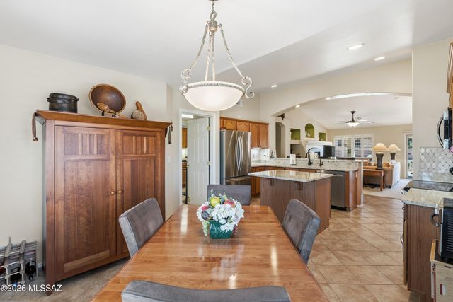 976 N Night Heron Drive, Green Valley, AZ 85614