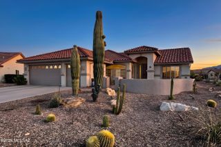 976 N Night Heron Drive, Green Valley, AZ 85614